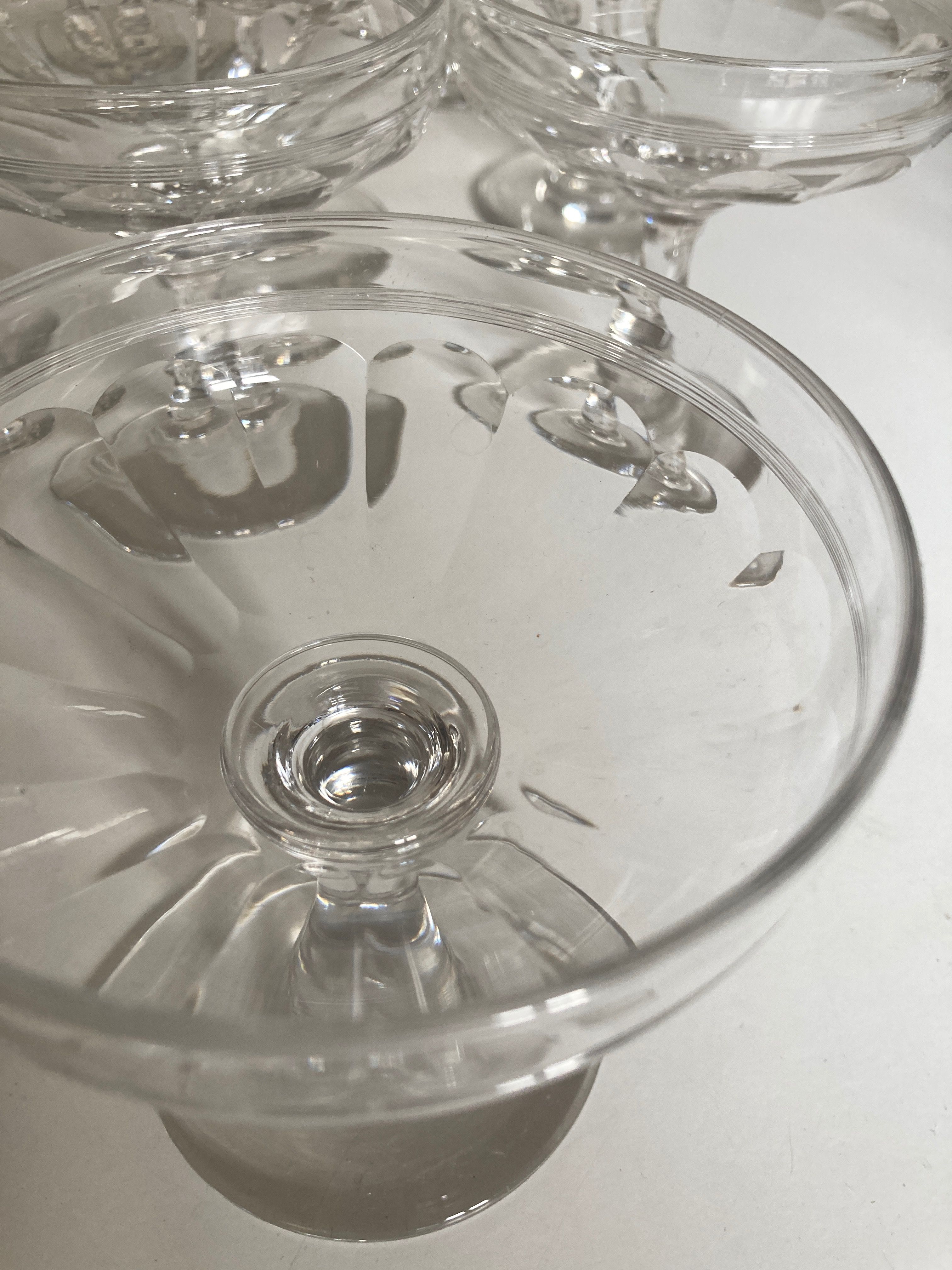 Set of 10 glasses of champagne 1870 in crystal ringing with flat ribs