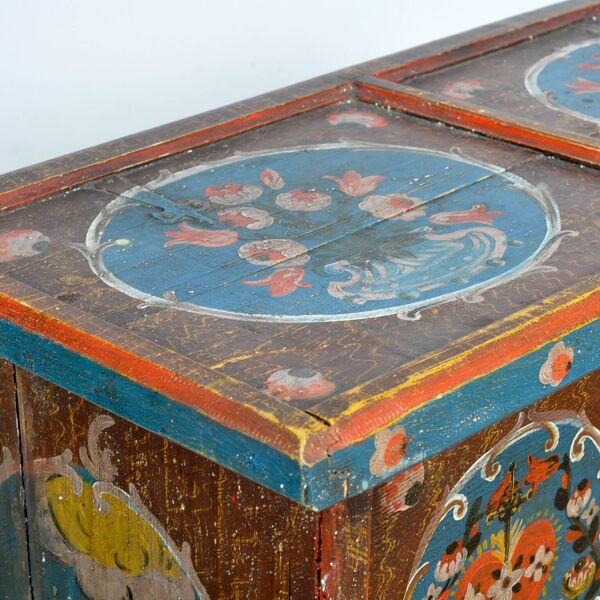 Coffre de mariage d'art populaire, daté de 1718