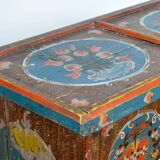 Coffre de mariage d'art populaire, daté de 1718