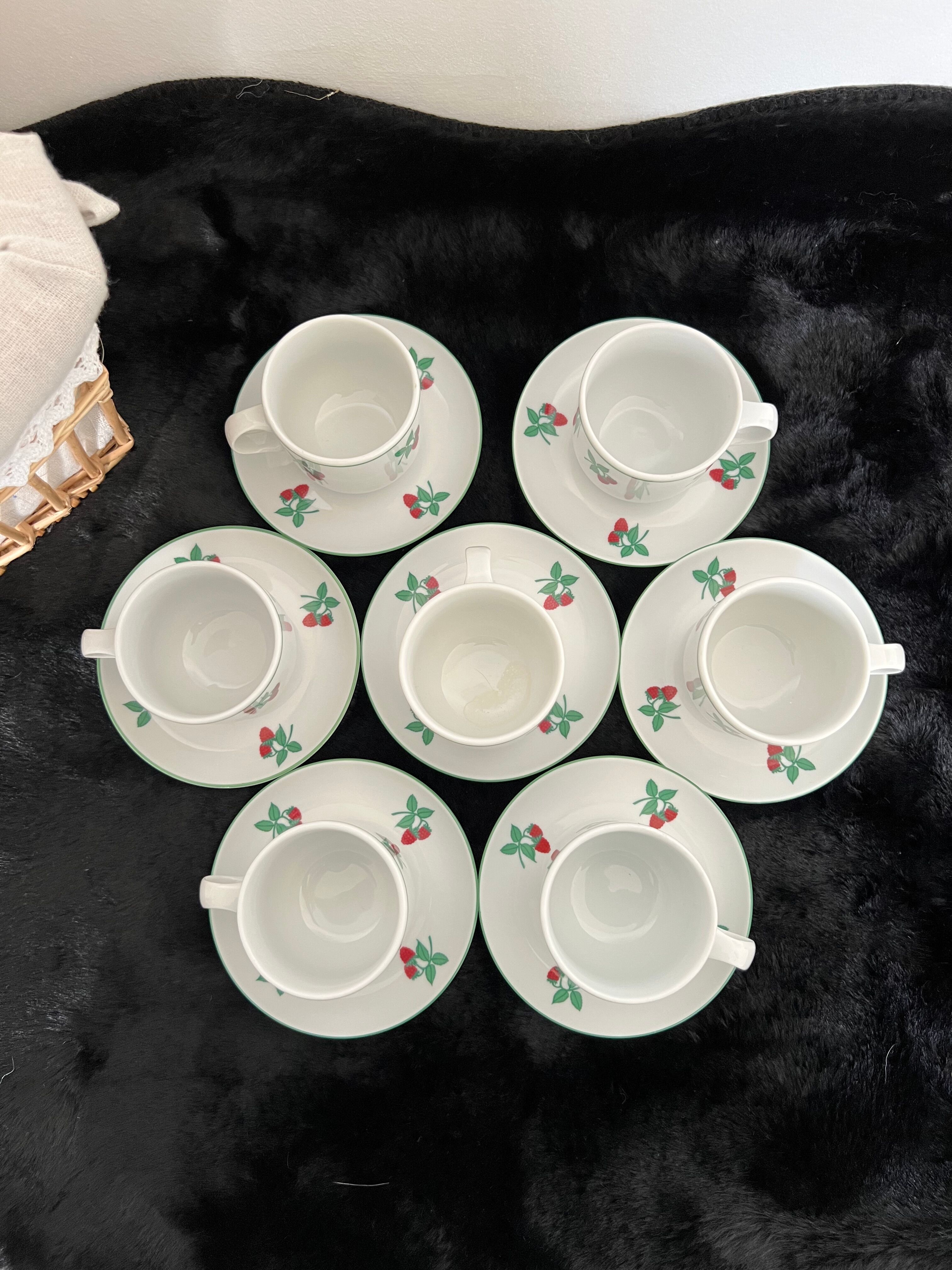 Service à café porcelaine table & couleurs modèle framboises