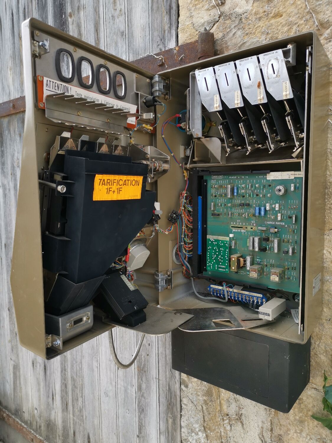 Coin-operated cabin payphone