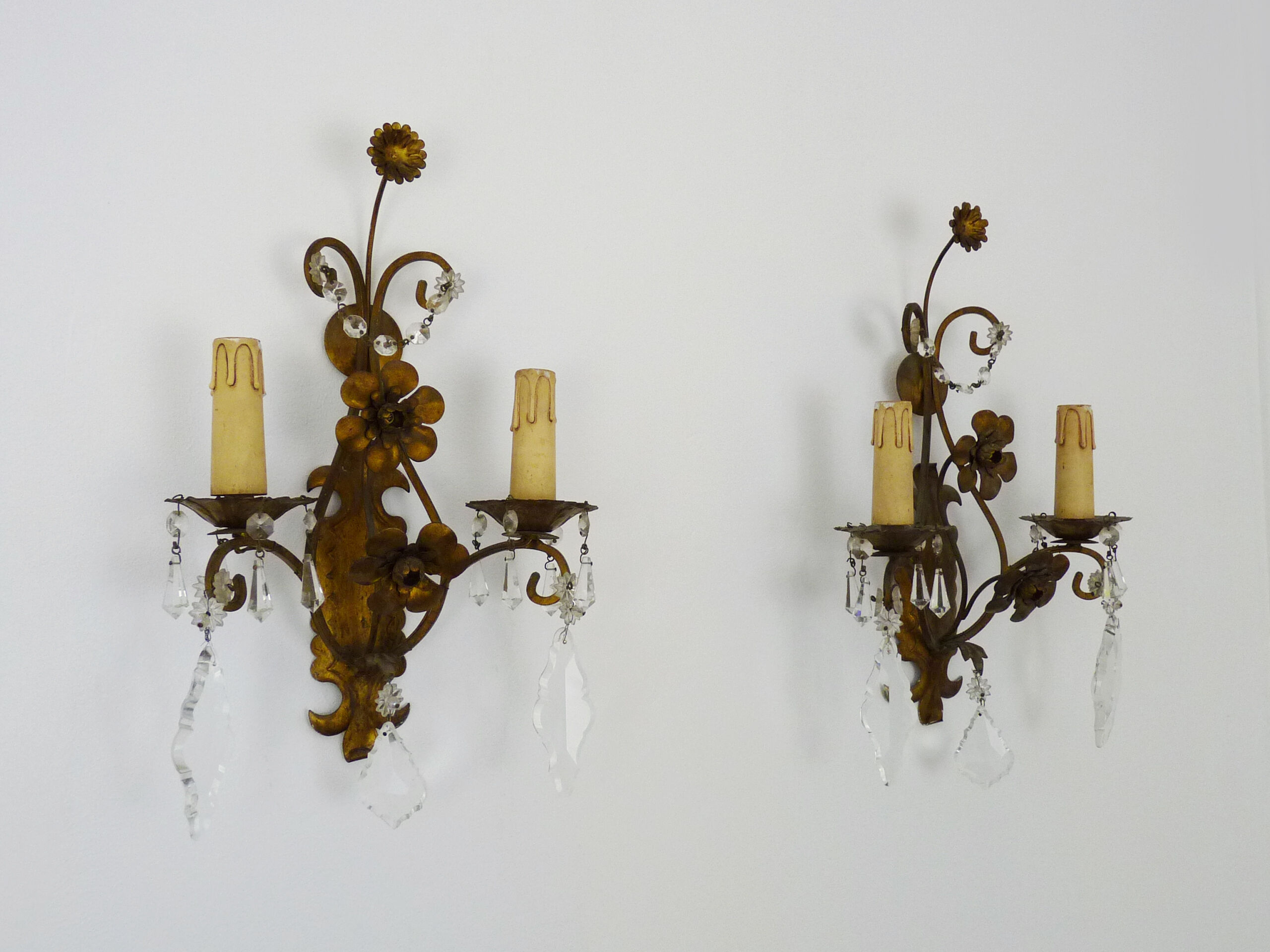 Pair of vintage Italian wall lamps in gilded metal, glass grapevines. Year 60