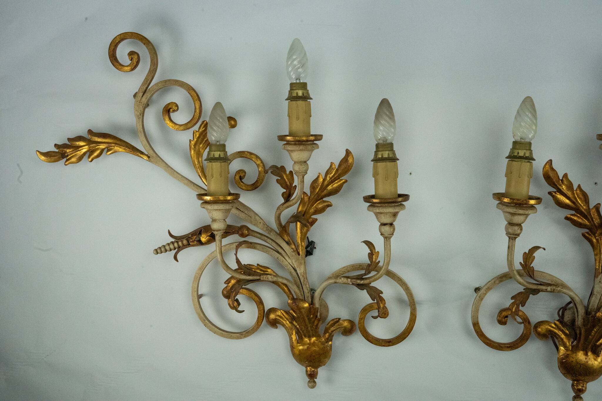 Pair of large floral wall lamps in gilded and lacquered metal. Italy 1960s