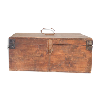 Wooden pre-war box with metal handle