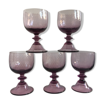 Ensemble de grands verres sur pied teintés pourpre