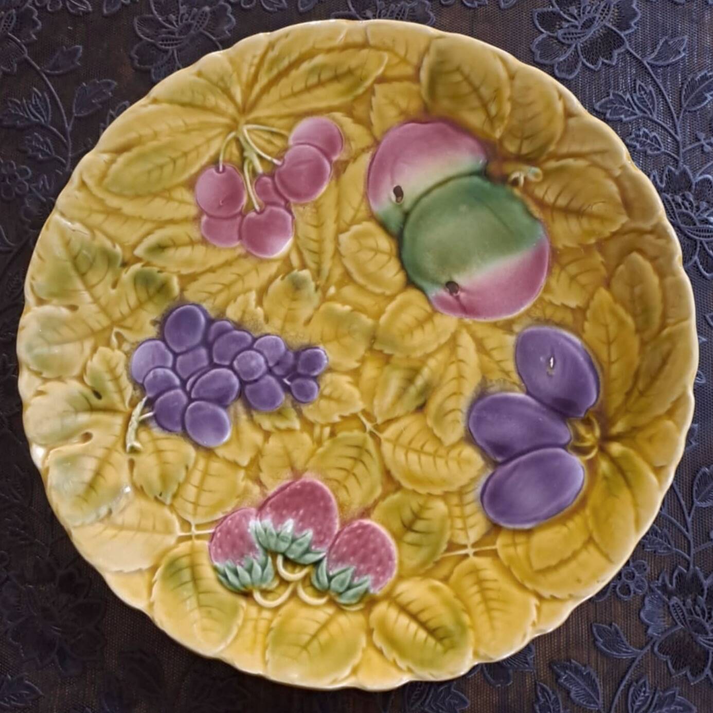 Plat à dessert en barbotine