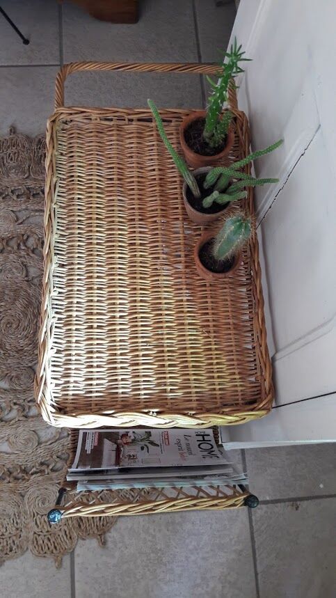 Wheels serving table