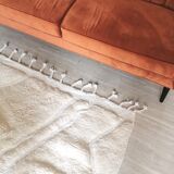 Tapis Berbère Béni Ouarain uni blanc à motifs lignes géométriques incrustés en laine