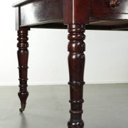 Bureau d'écriture anglais ancien de la fin du 19e siècle avec une couleur chaude.