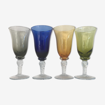 Lot de quatre verres soufflés colorés