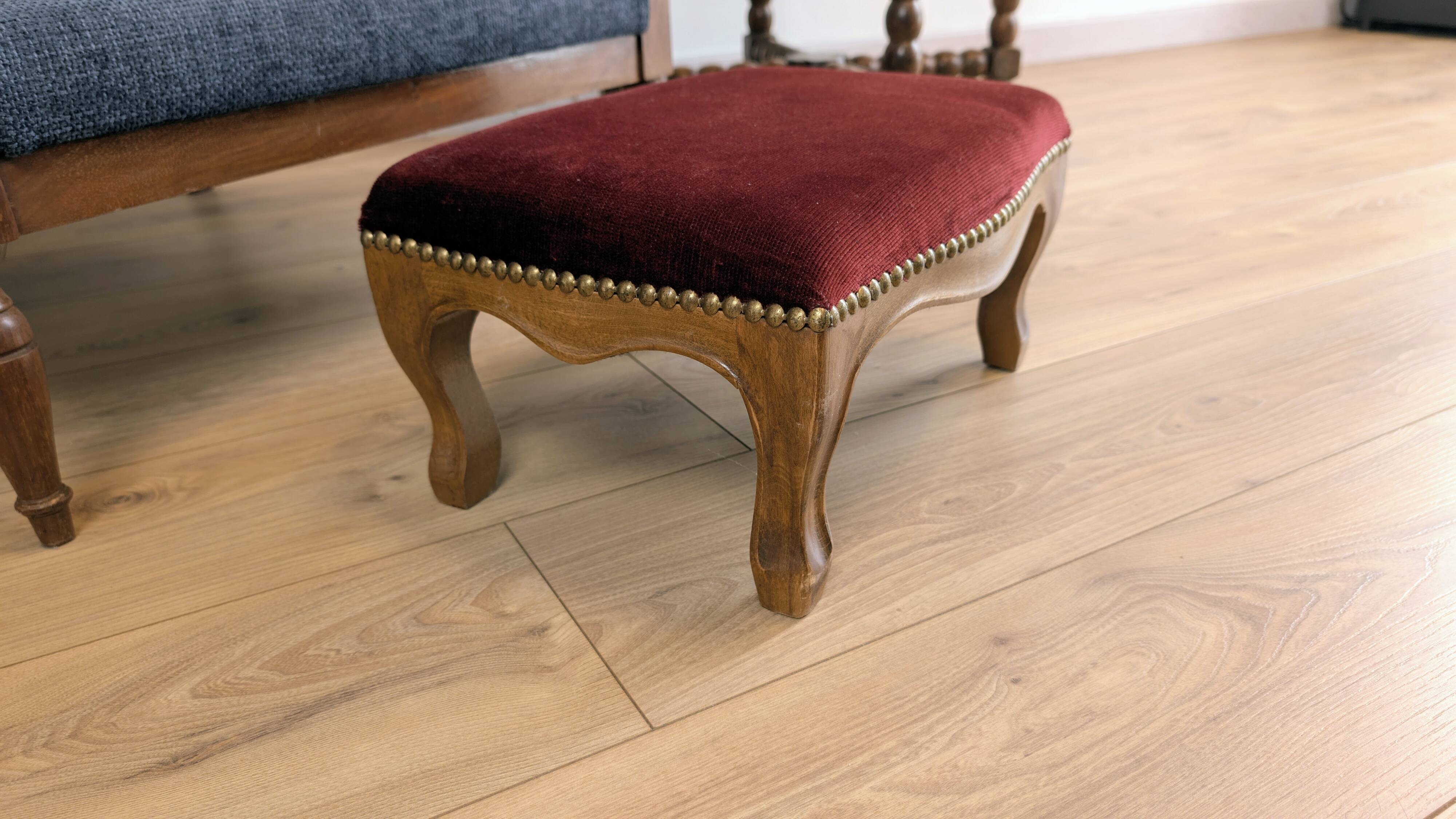 Repose-pieds ancien – Style Louis-Philippe, galbé et velours bordeaux