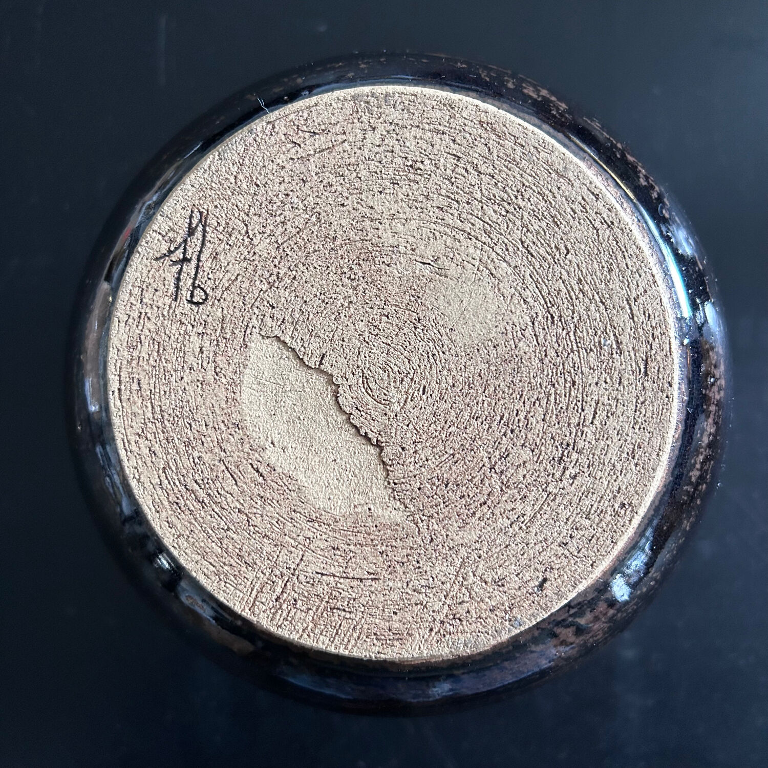 Vase boule brun signé