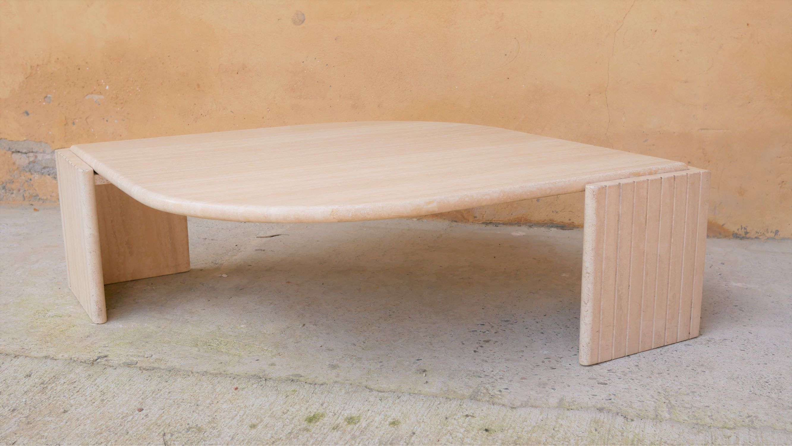 Table basse vintage en travertin par les éditions Roche Bobois