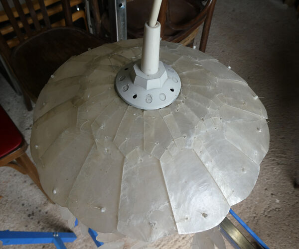 Duo de lustres en pampilles de nacre vintage