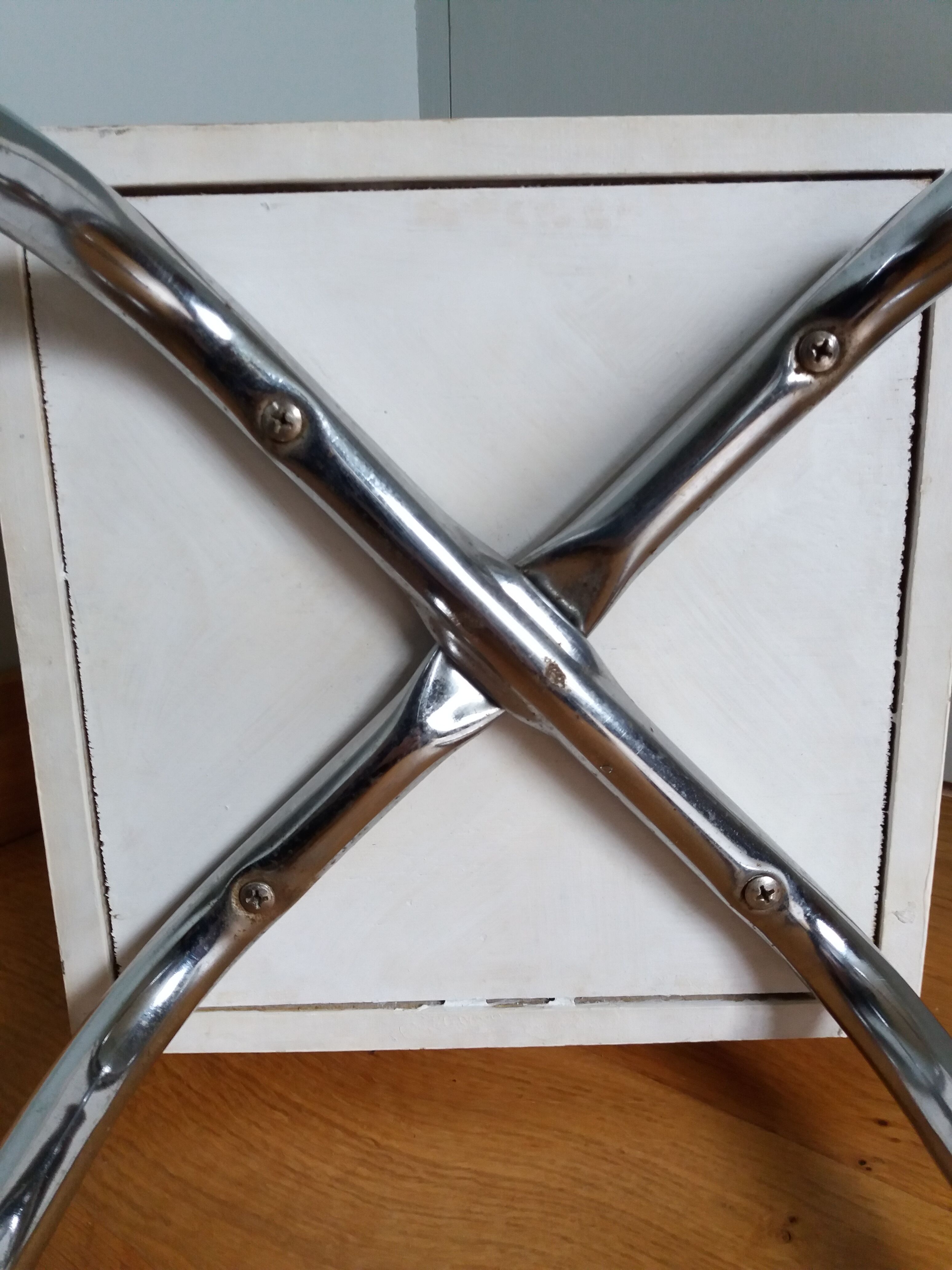 Stool shoeshine chest in formica and chromed metal