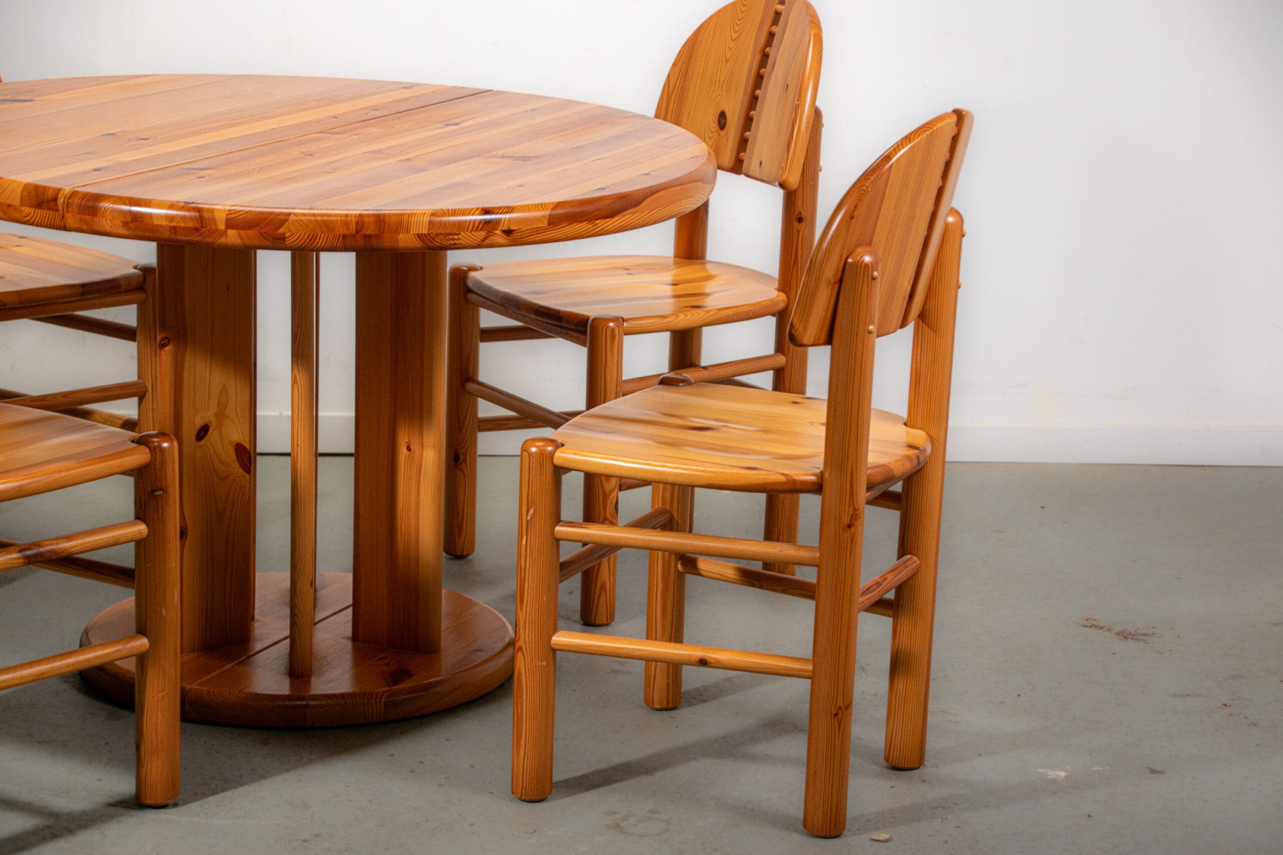 Ranier Daumiller dining room set with 4 chairs and round dining table