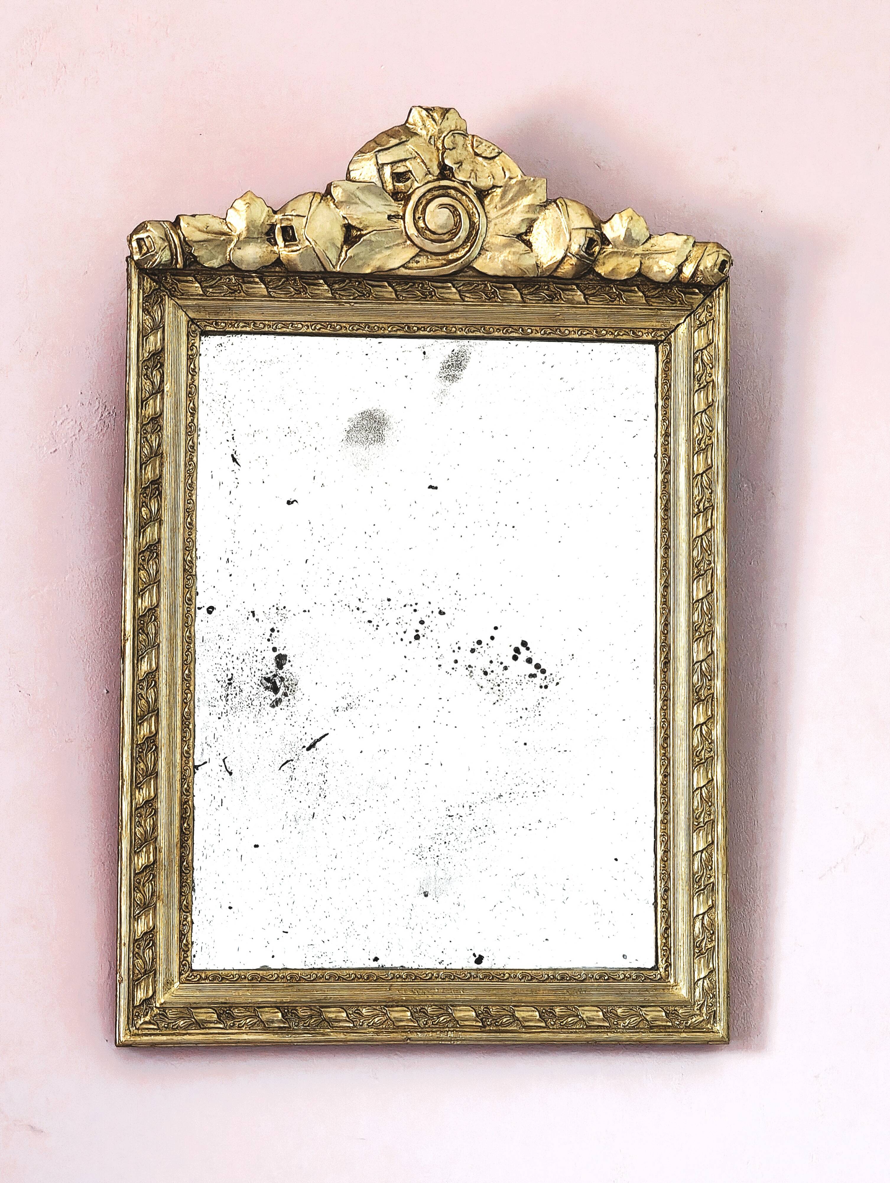 Petit miroir ancien en bois doré avec fronton