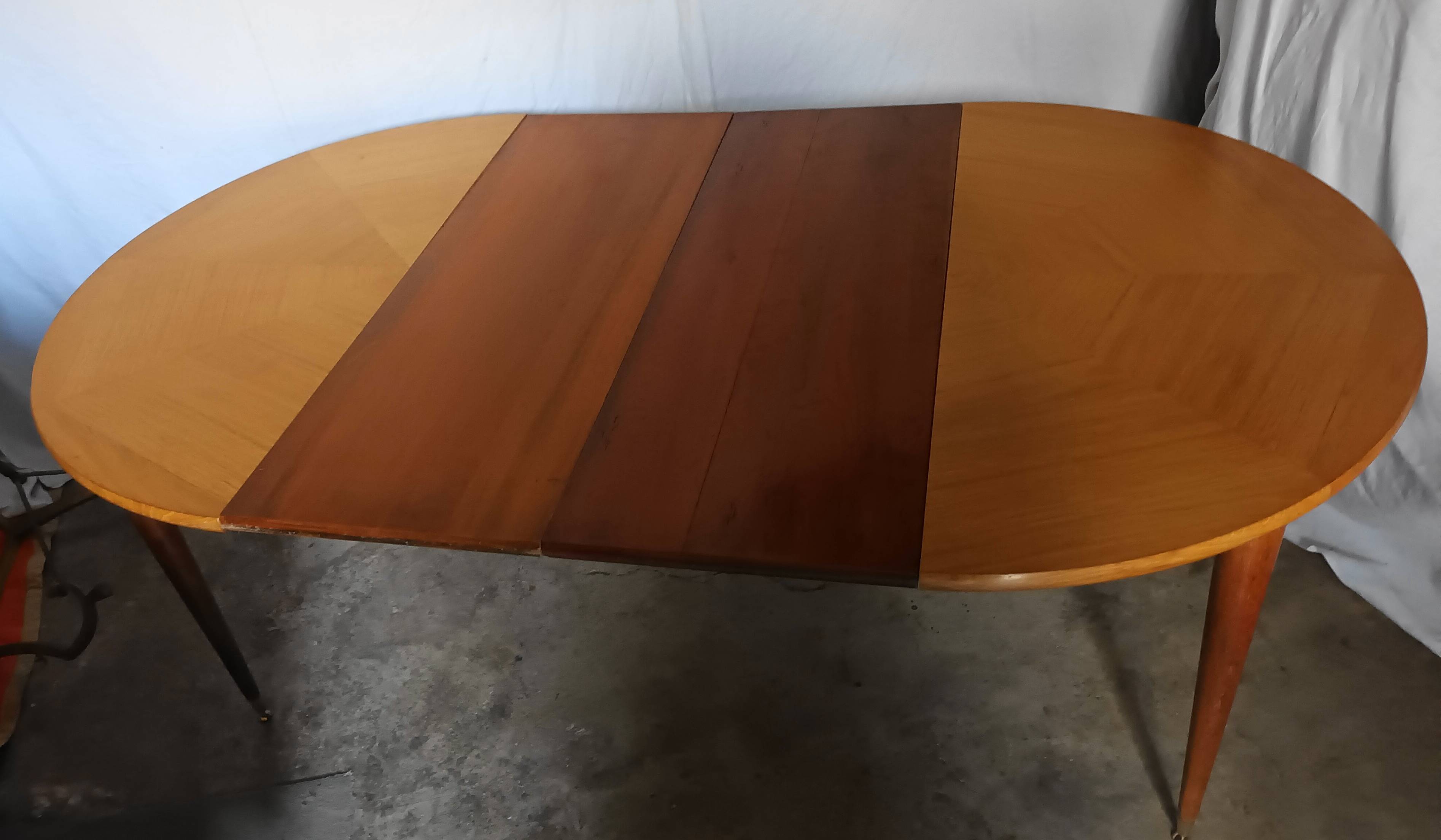 Table ronde a 2 allonges en chene clair des années 50