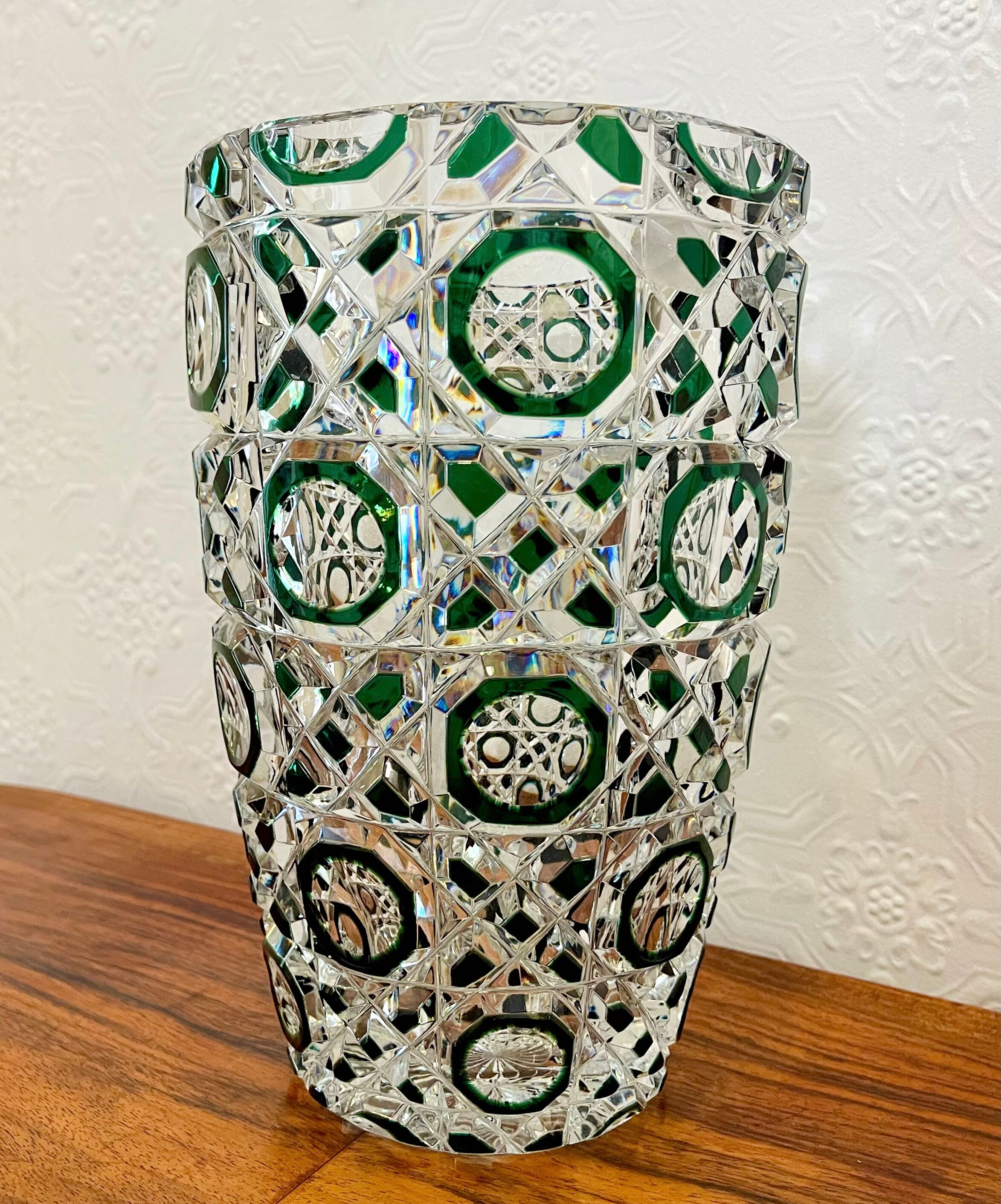 Vase en verre vert par Val St Lambert Belgique