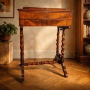 Table à coudre en bois ancien avec tiroir.