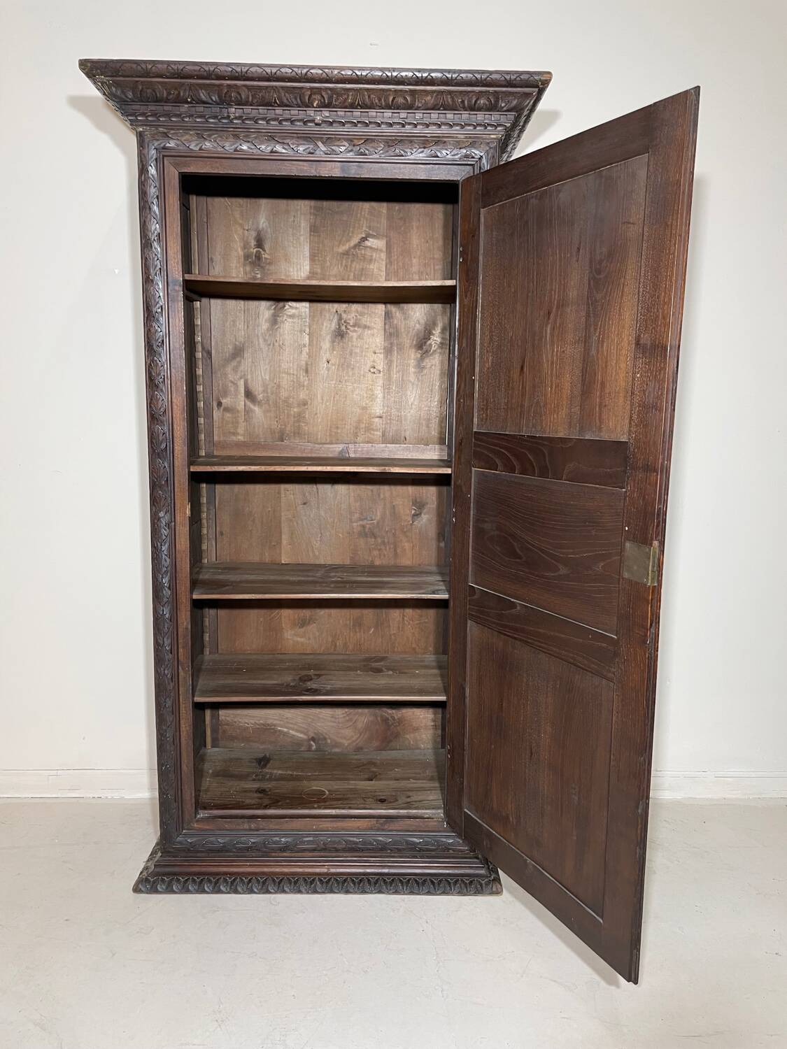 Renaissance style solid wood bonnet