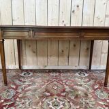 Bureau plat de style Louis XVI en merisier et cuir noir