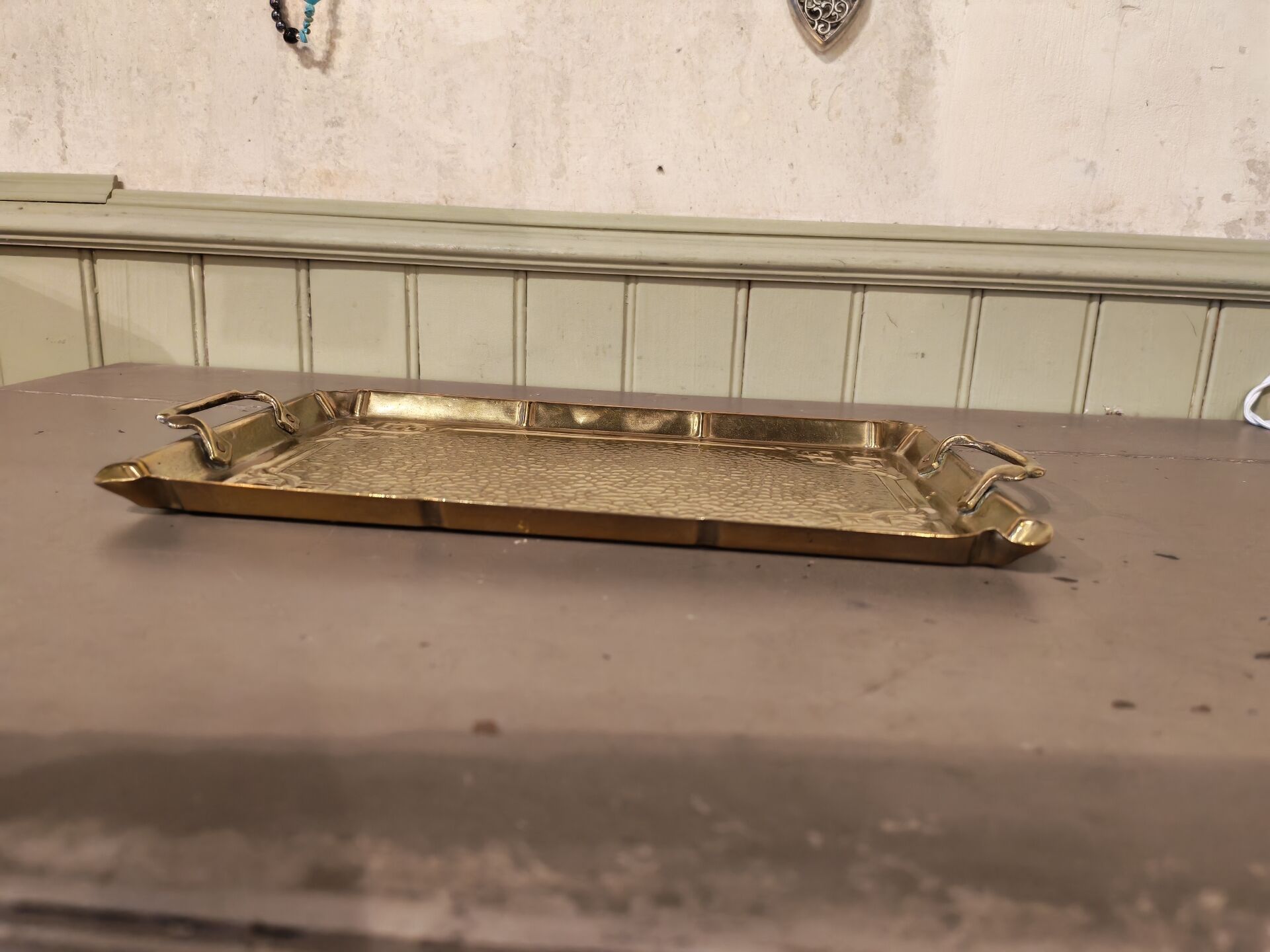 Plateau art nouveau en laiton martelé