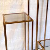 Sellettes gigognes en laiton doré et verre fumé.
