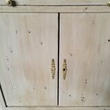 Bookcase with patinated partitions
