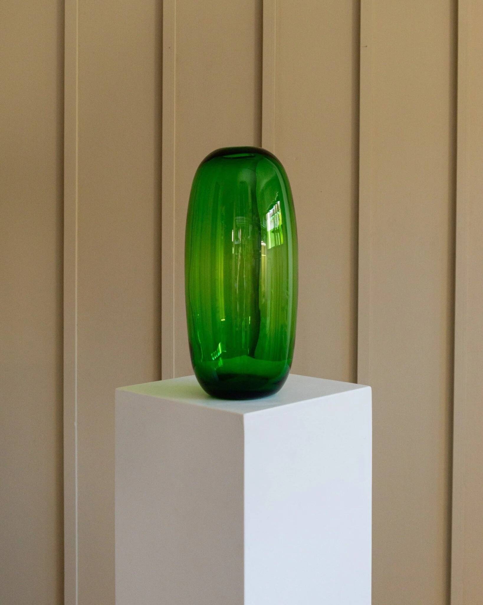 Vase en verre vert vintage XXL, design ovale des années 50 par Maria Vinka pour Ikea (série Stockholm, années 1990)