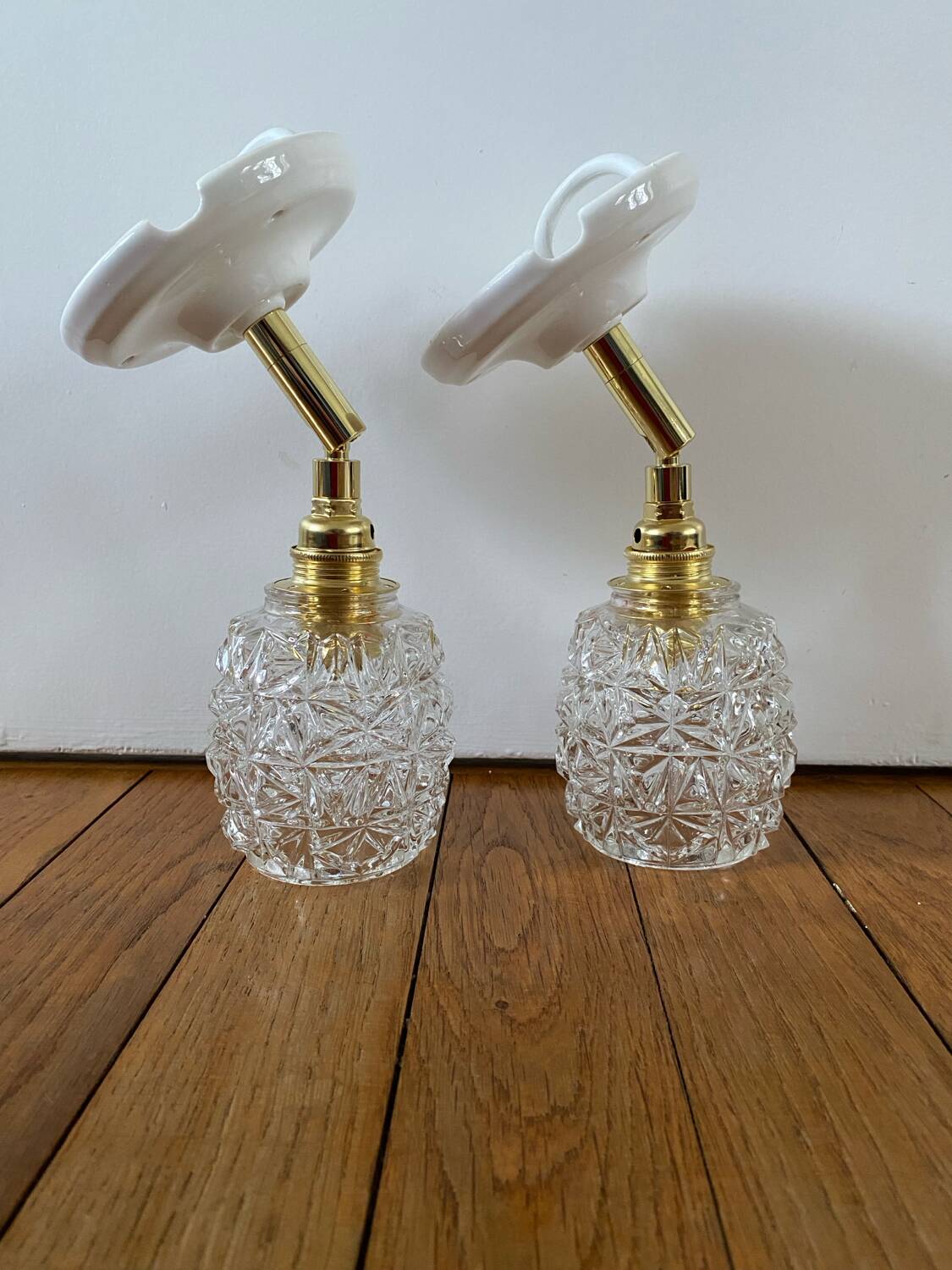 Paire d’appliques murales avec globes vintage en verre