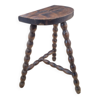 Tripod stool with square ball feet