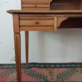 Old-tiered desk