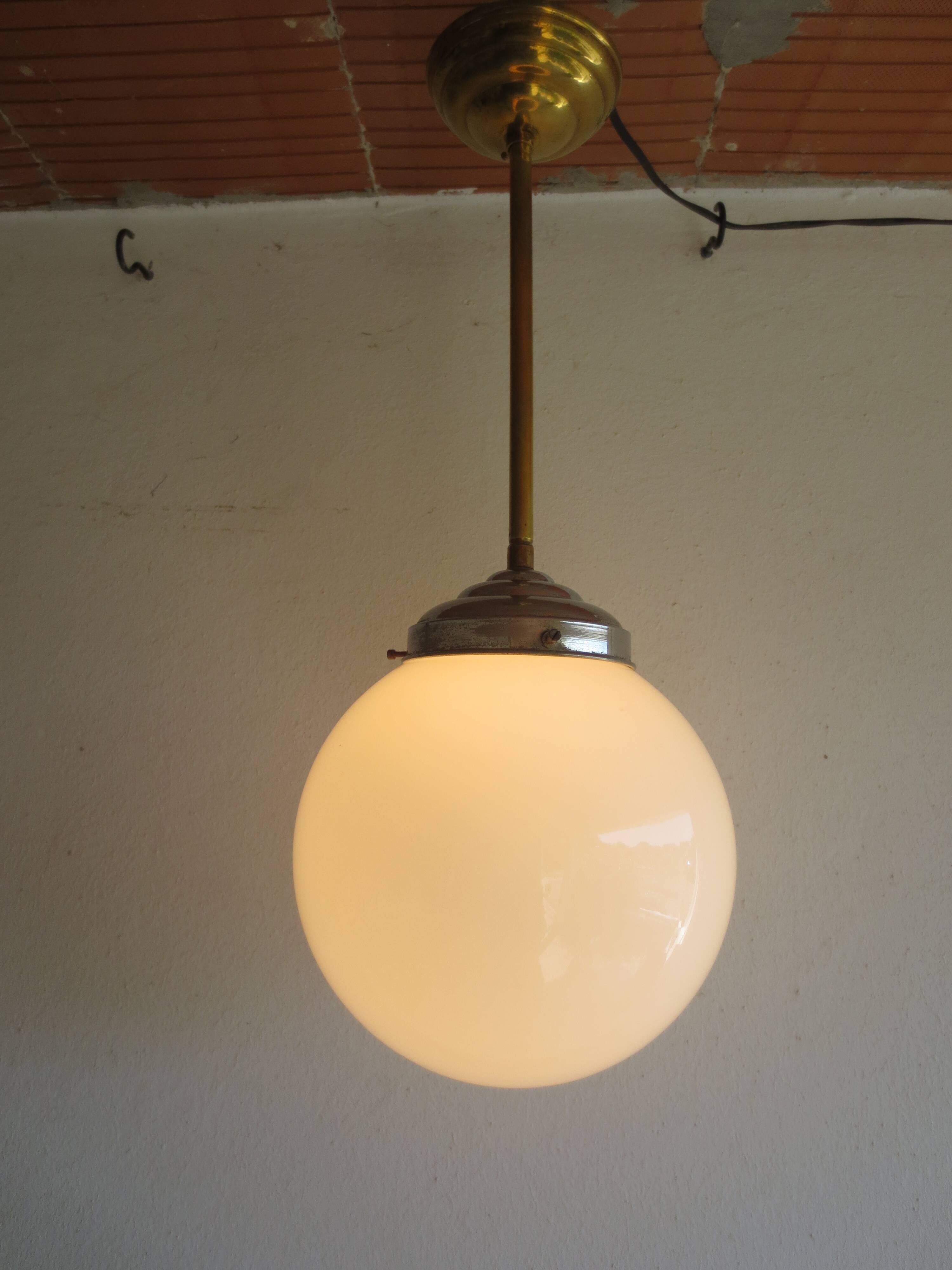 Suspension  laiton et opaline blanche
