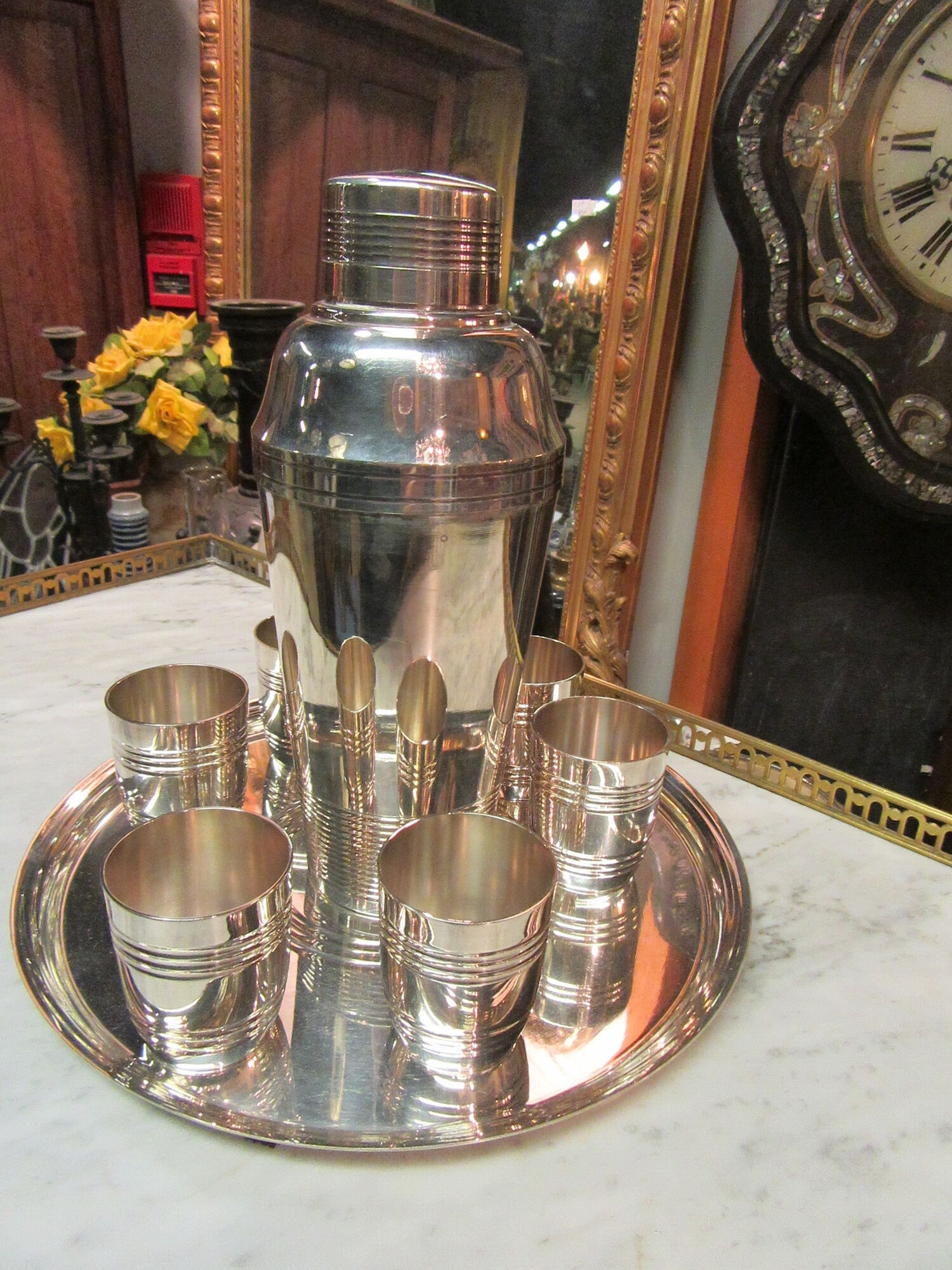 Shaker sur plateau avec 6 gobelets métal argenté vintage