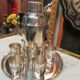 Shaker sur plateau avec 6 gobelets métal argenté vintage