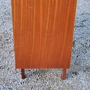 Bookcase from the 60s/70s in golden mahogany with bobbin feet