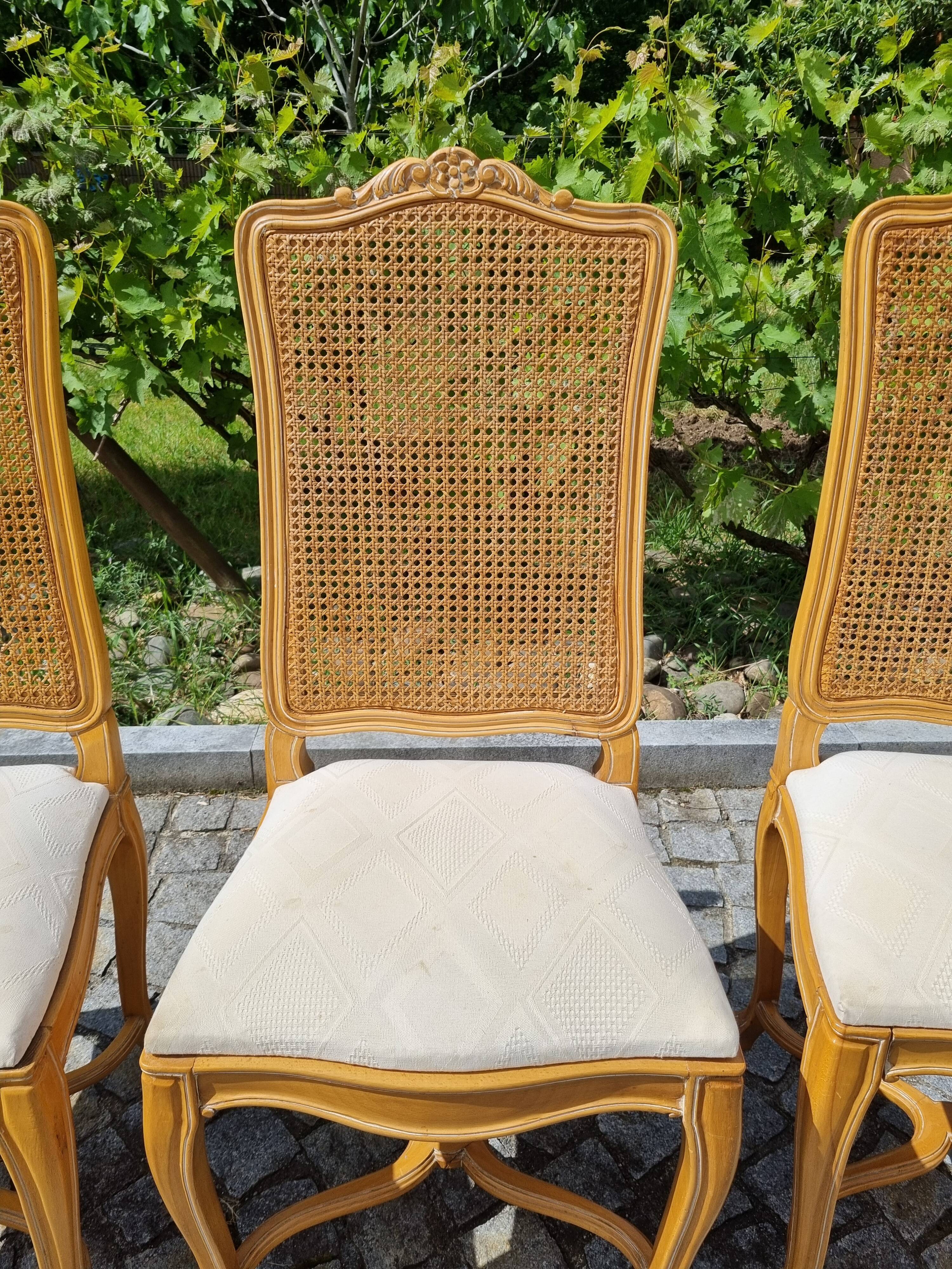 4 chaises en bois cérusé et dossier canné