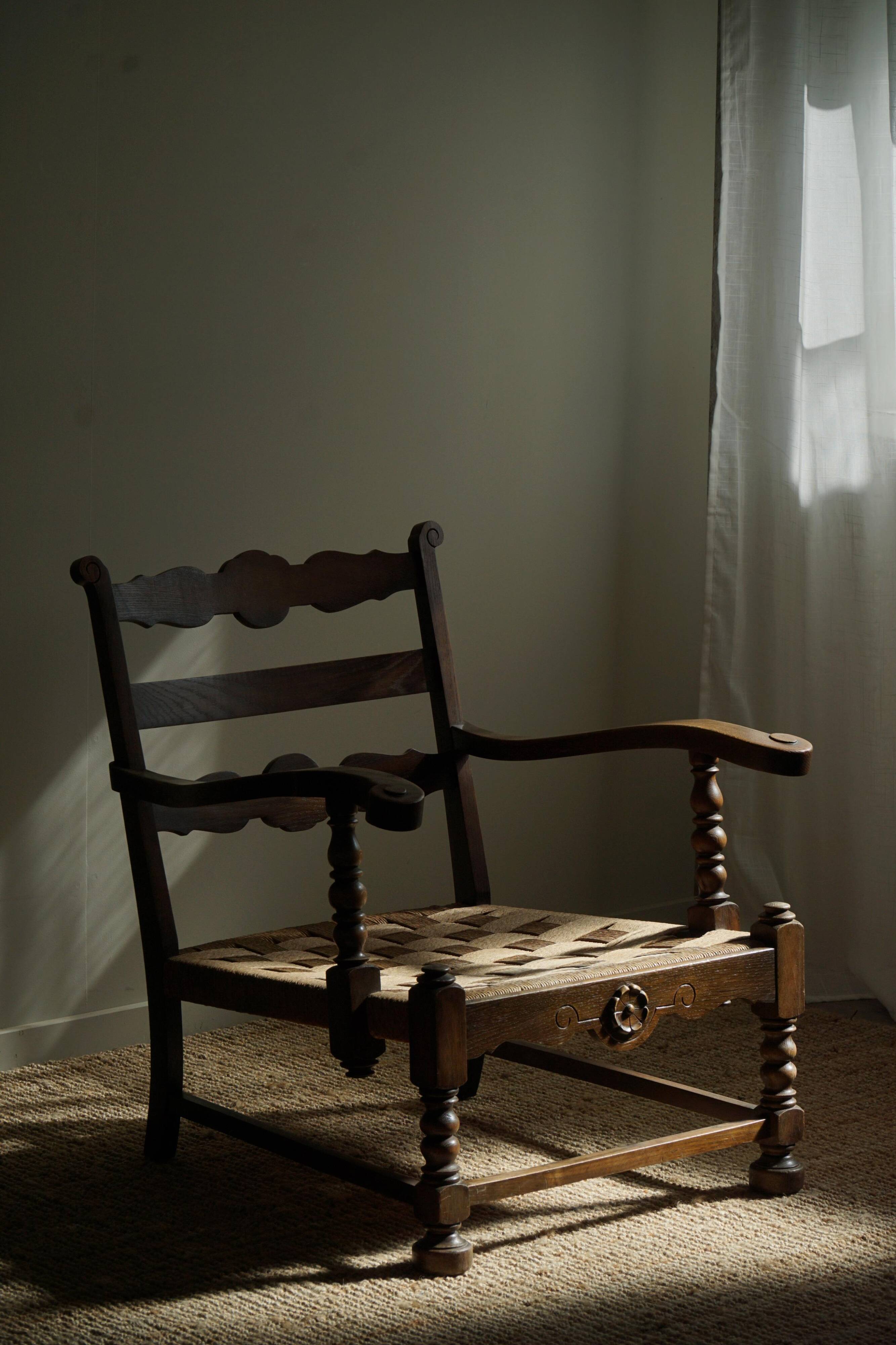 A pair of modern and sculptural vintage Danish armchairs in oak and papercord, 1940s.