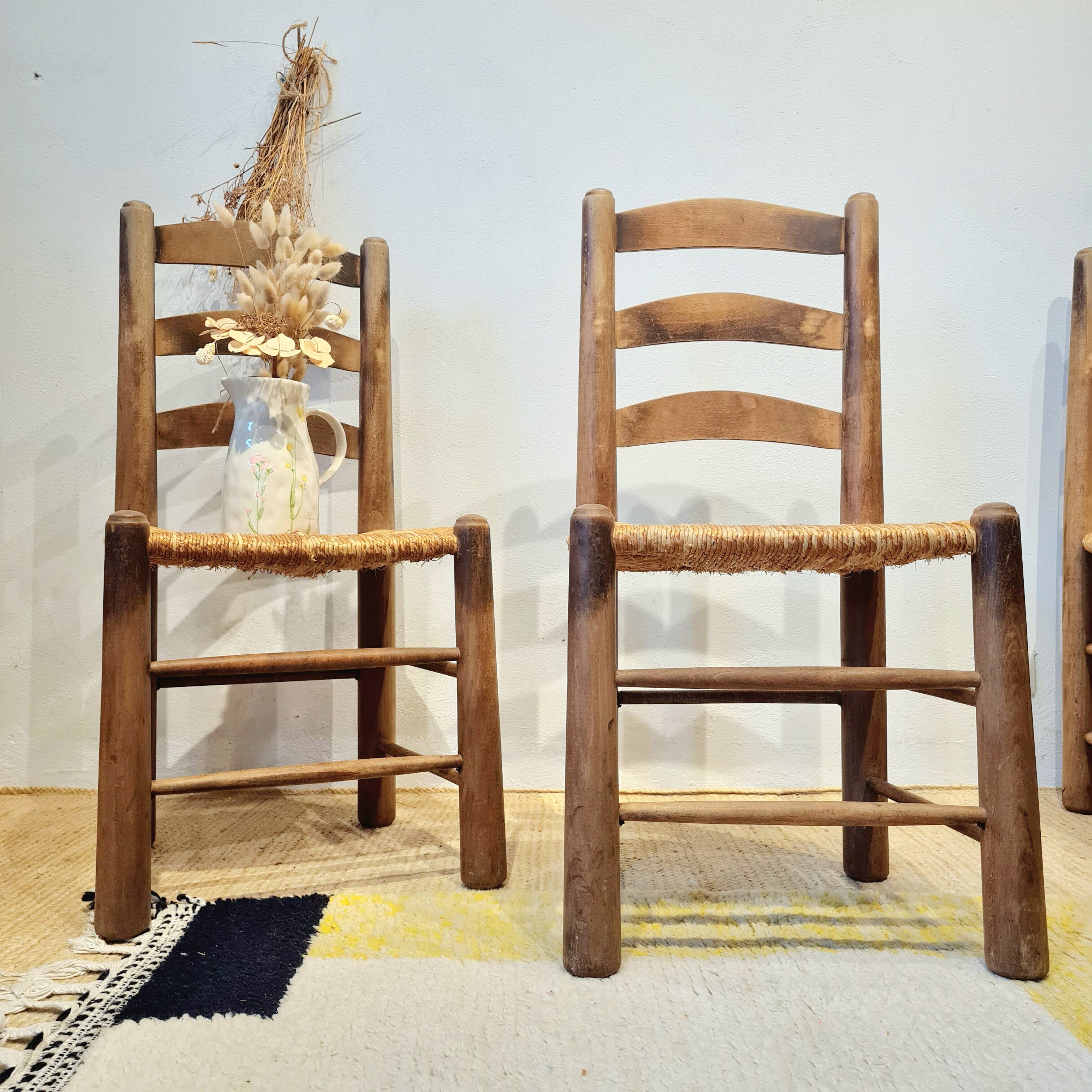 Chaises brutalistes en bois et paille de George Robert