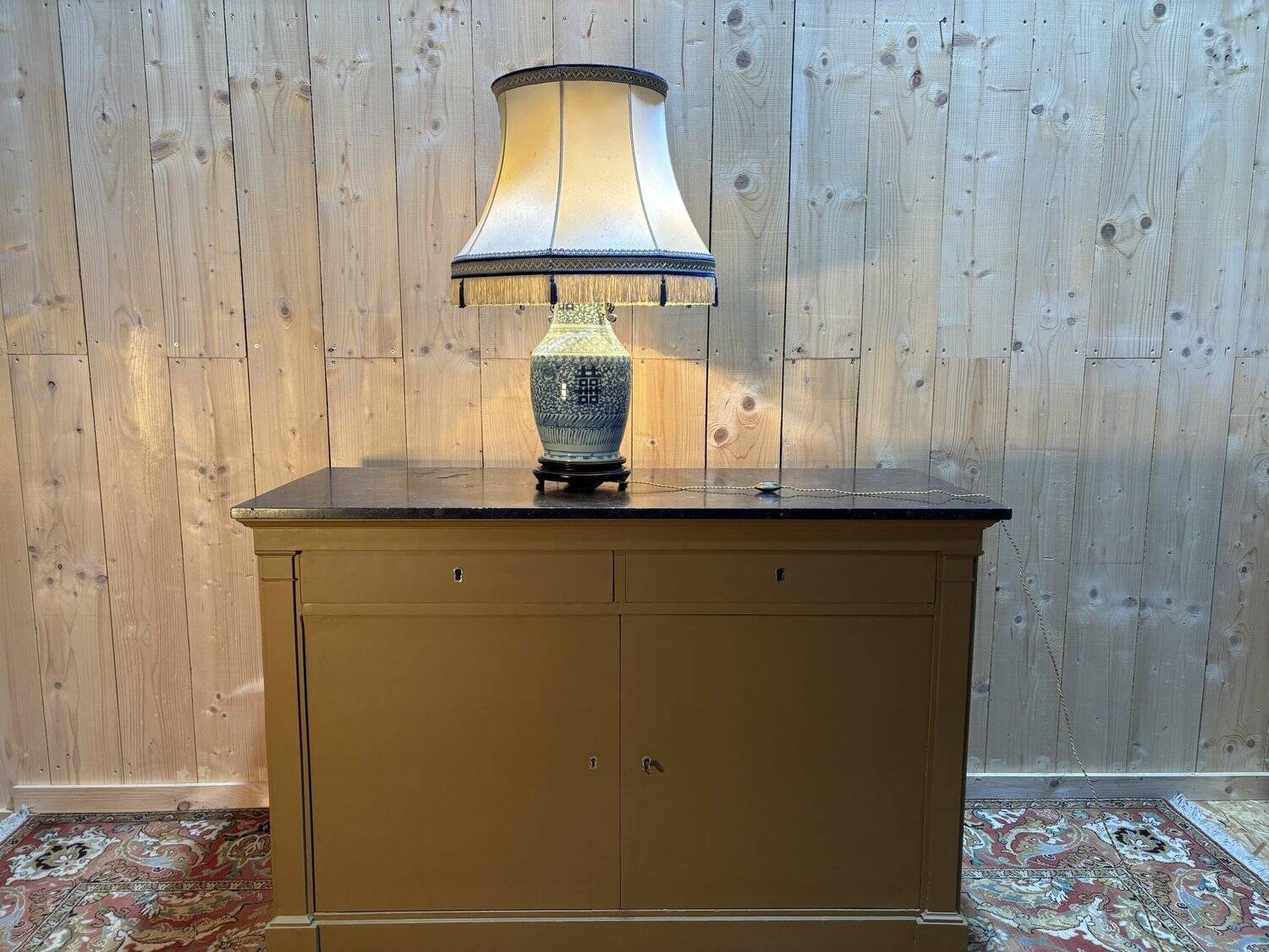 Enamelled porcelain lamp