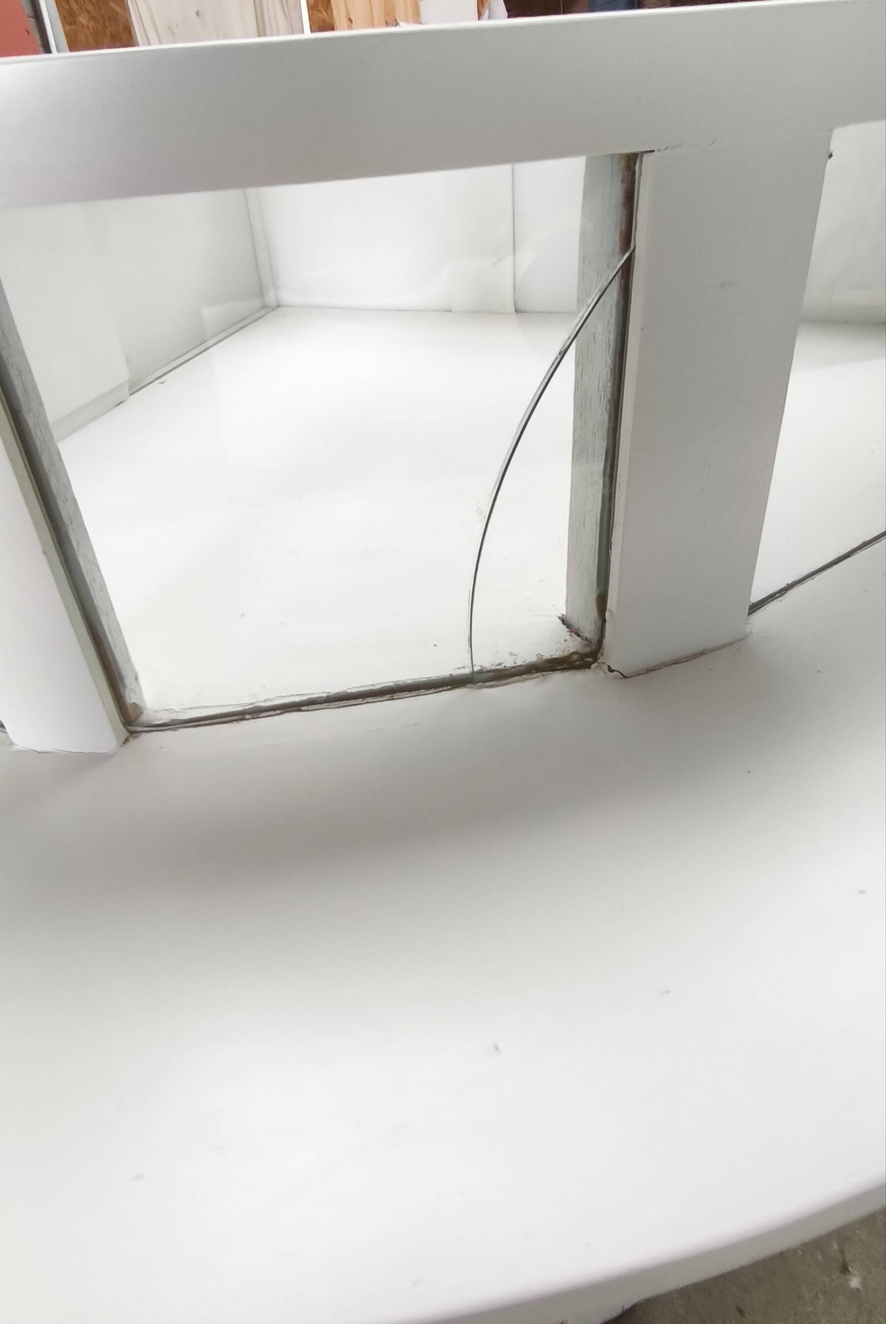 Large rounded showcase counter