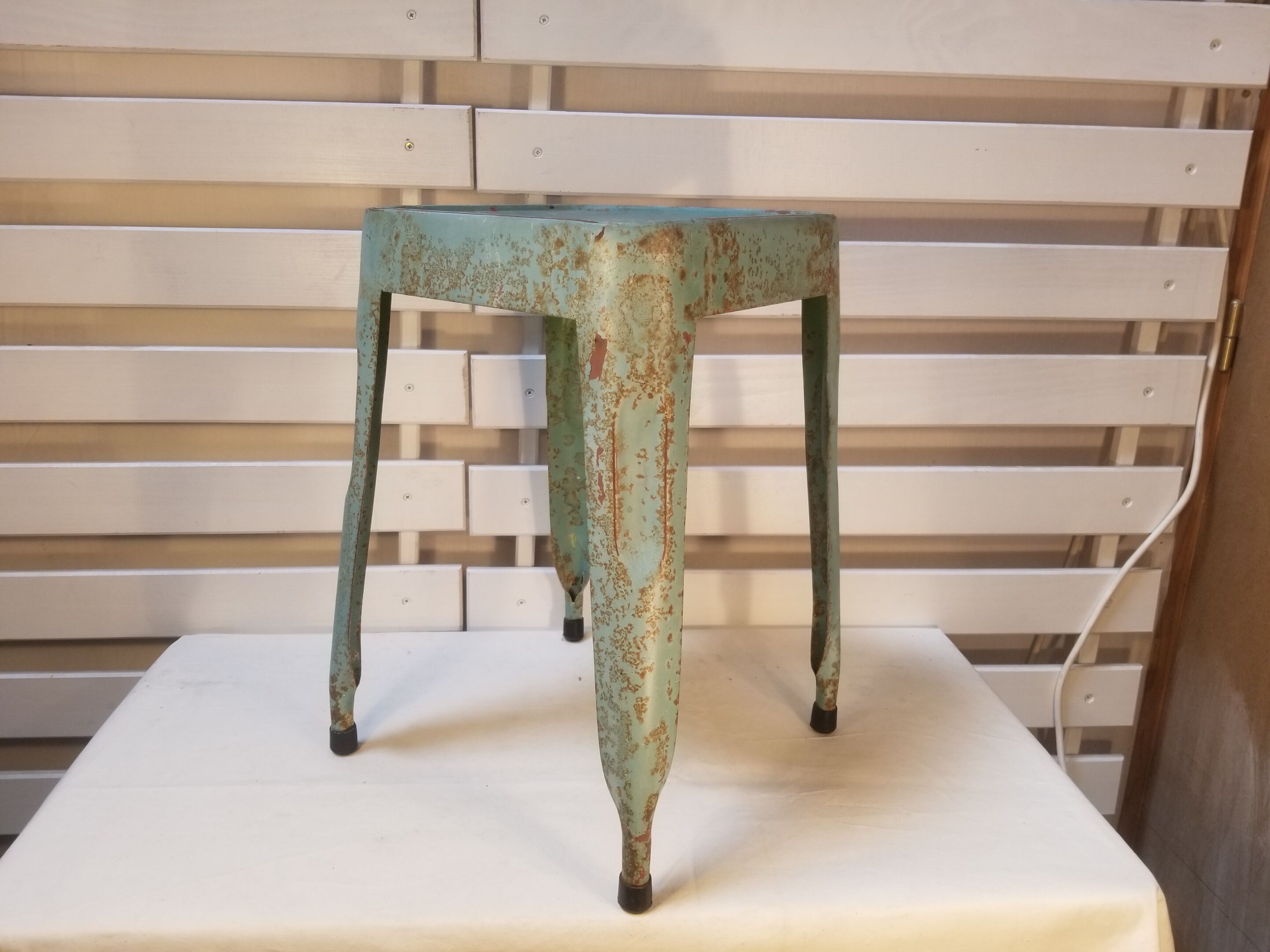Tabouret vintage industriel en tôle