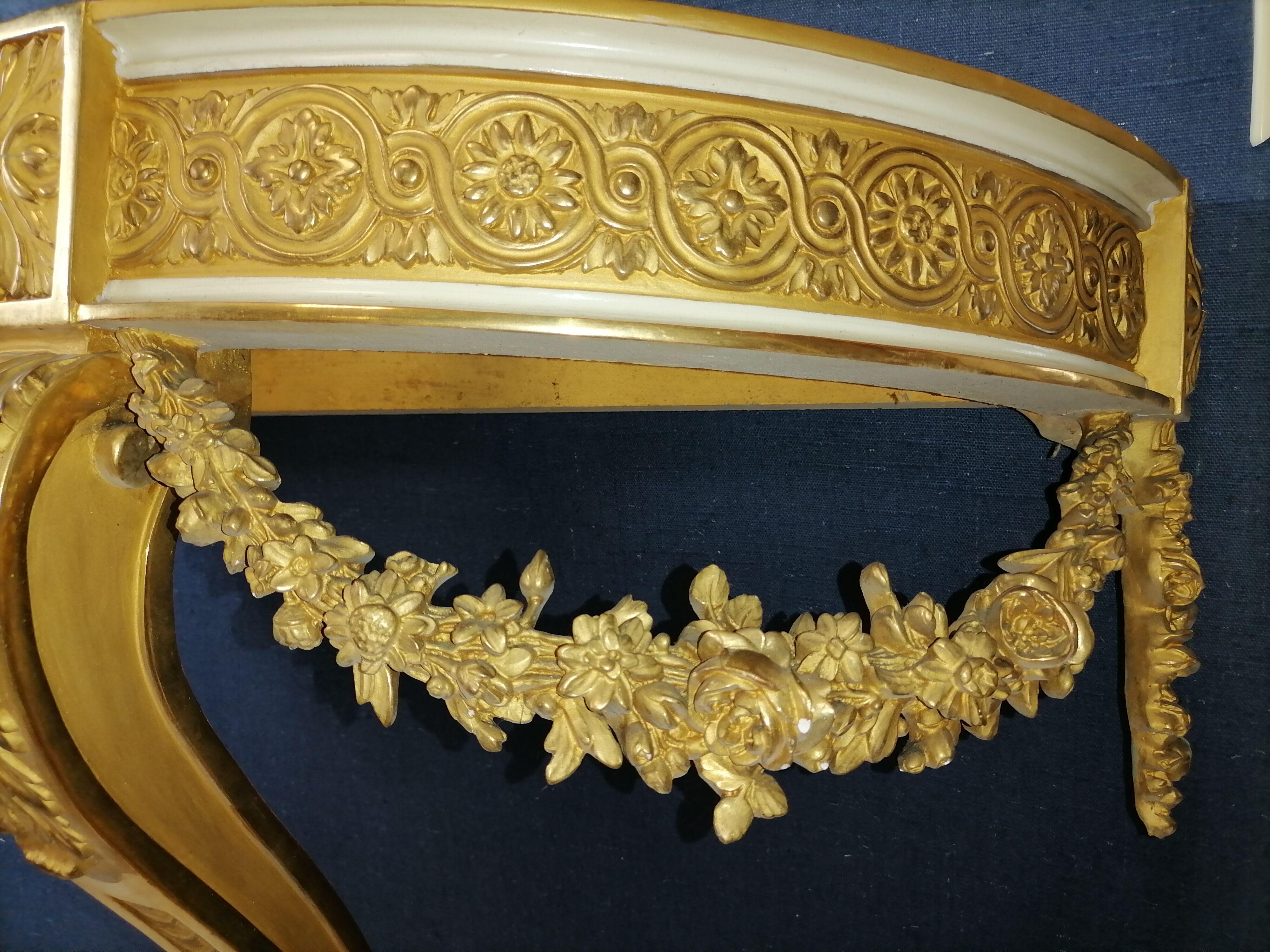 Console bois doré en applique