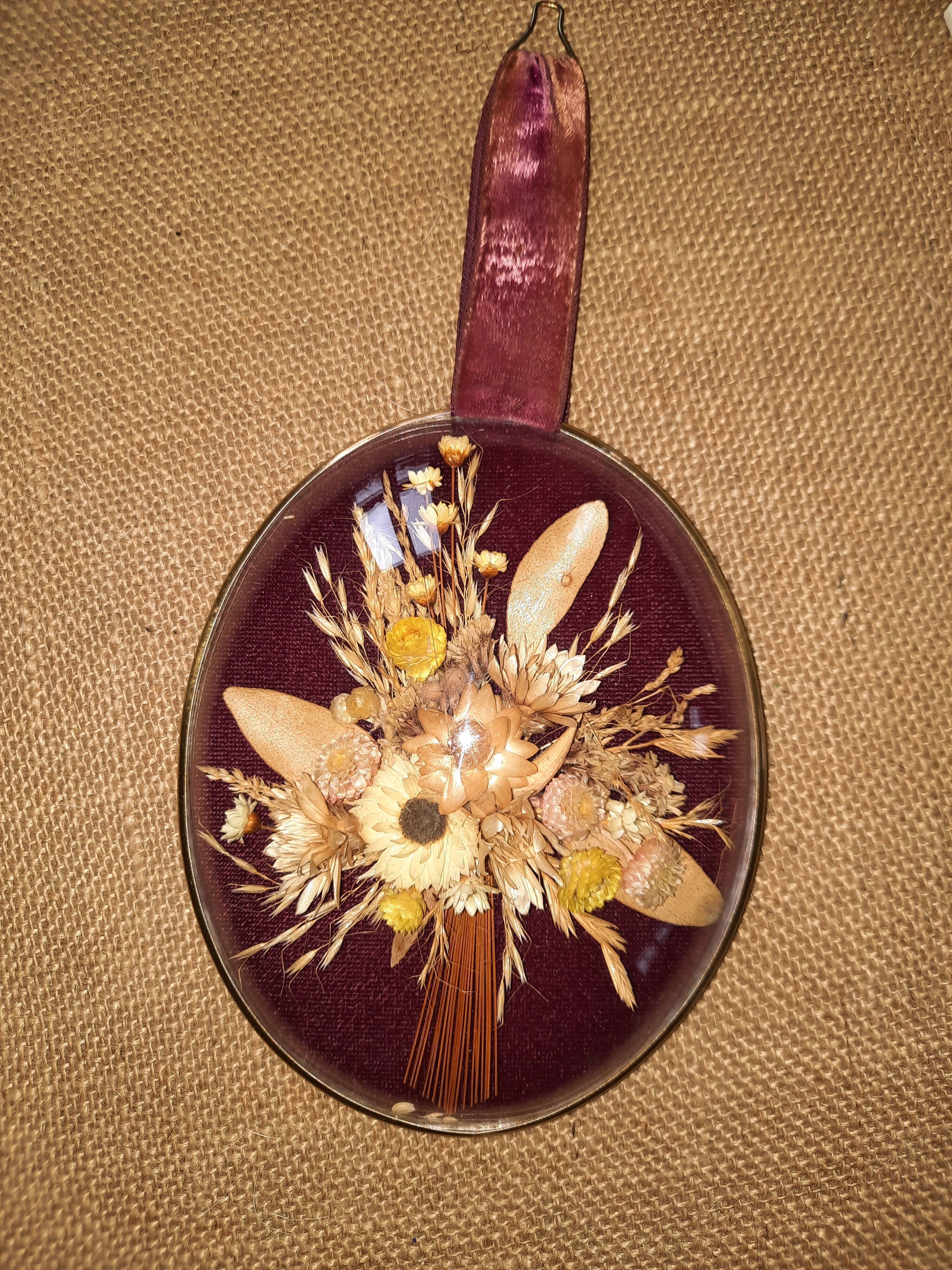 Frame medallion dried flowers