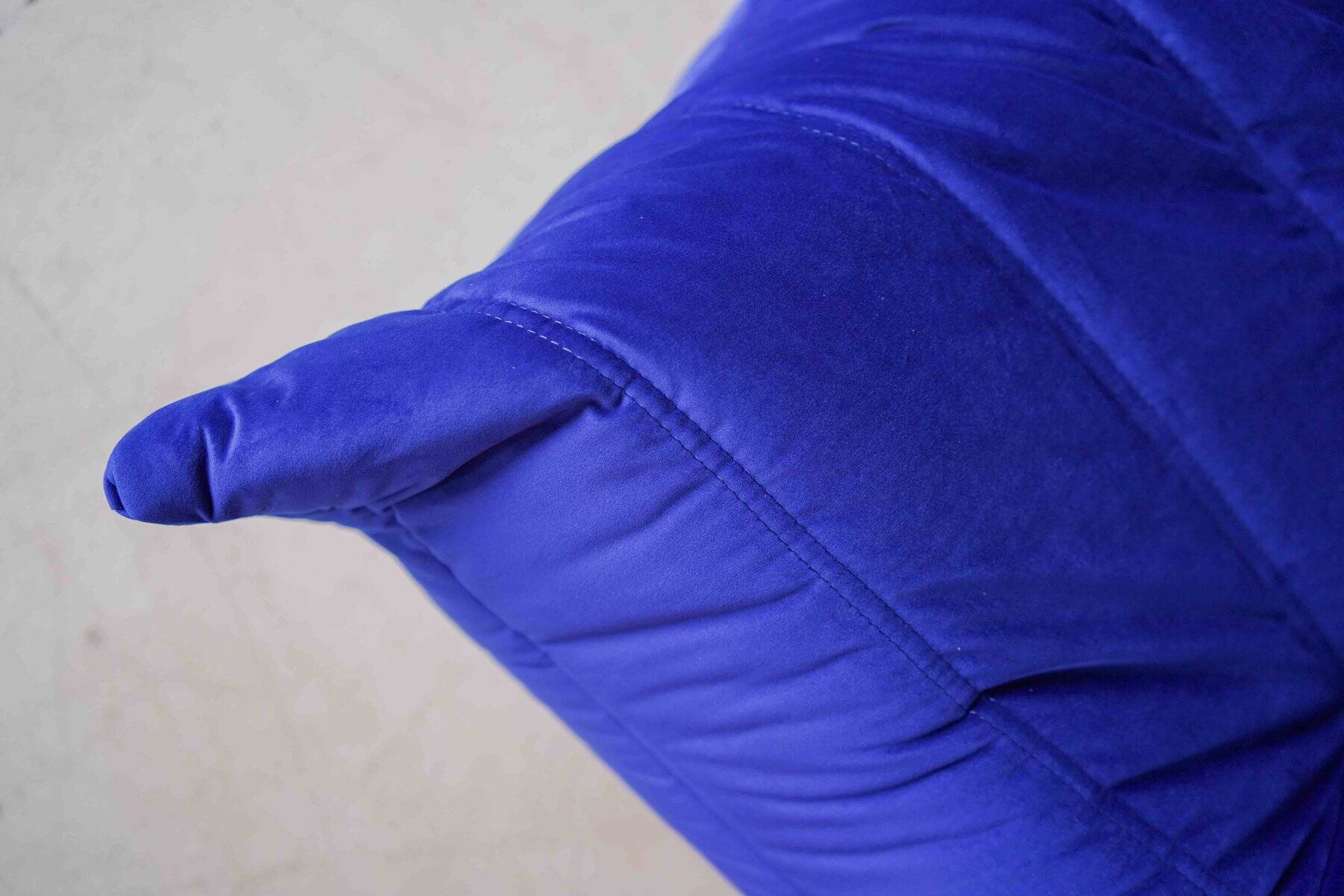 Pouf Togo bleu marine de Michel Ducaroy pour Ligne Roset