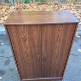 Petite armoire de style scandinave en placage effet teck