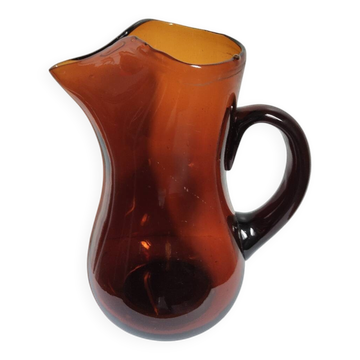 Pichet en verre soufflé ambré, années 60-70