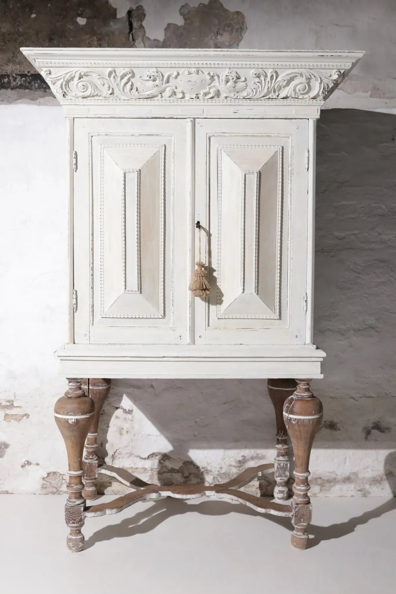 Rare small 17th century Dutch (nursery) cushion cabinet oak white painted