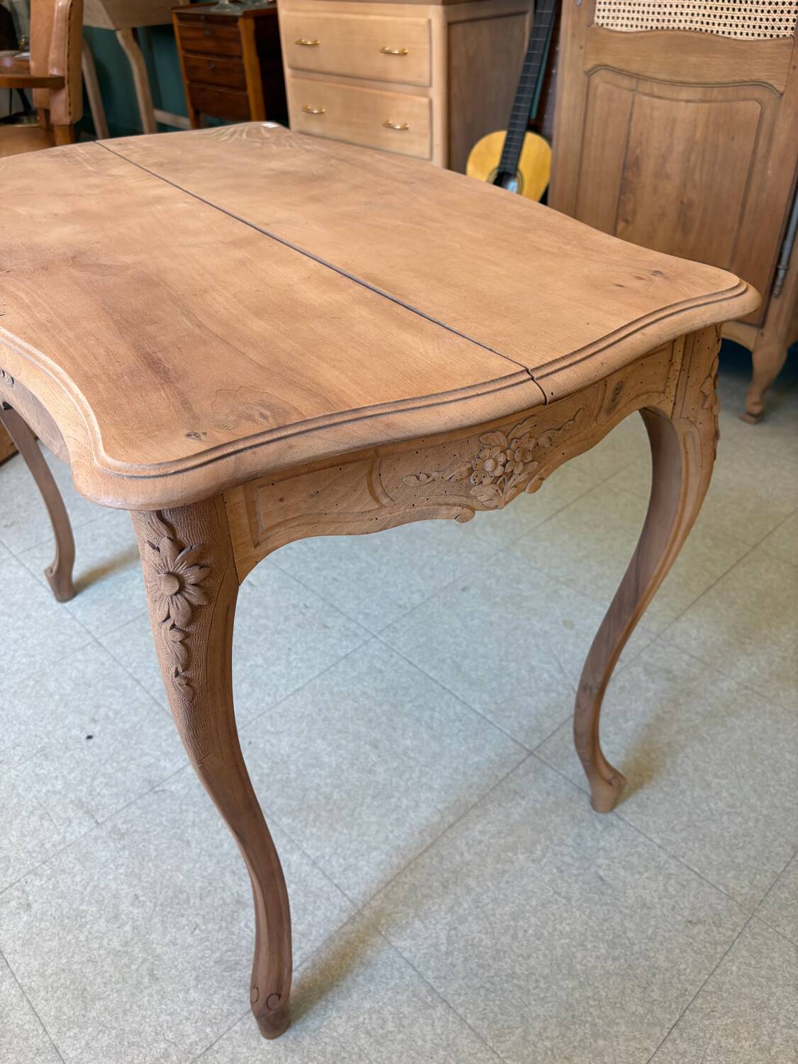 Louis XV sandblasted table style